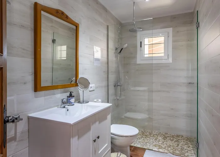 Roma With Pool And Mountain Views