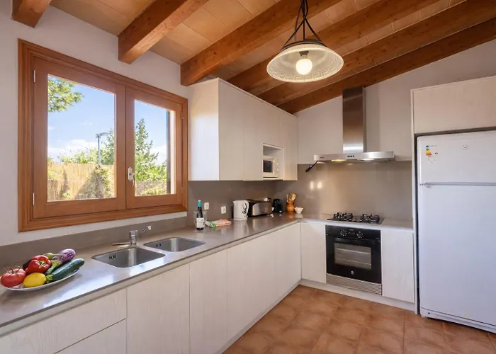 Roma With Pool And Mountain Views