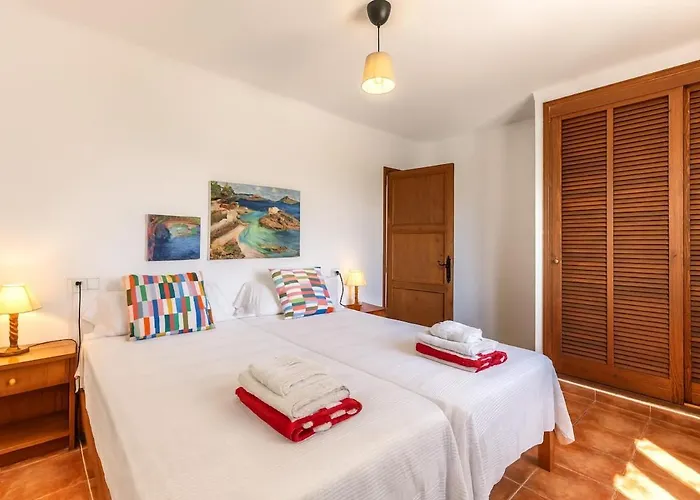 Roma With Pool And Mountain Views