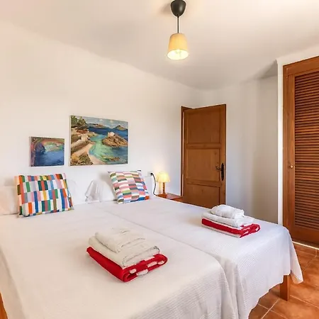 Roma With Pool And Mountain Views