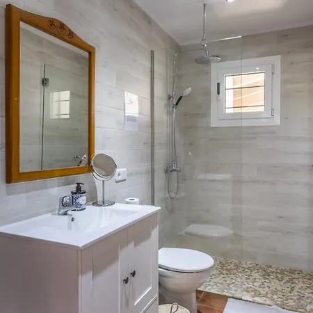 Roma With Pool And Mountain Views